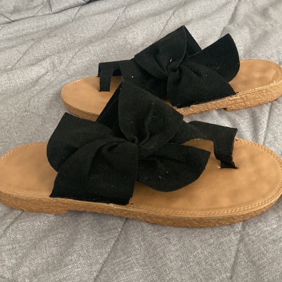 Fashionable black sandals with bow tie design - Picture 4 of 5